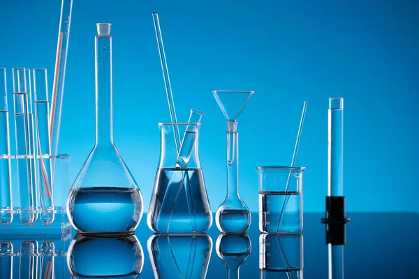 Bilim konsepti. Laboratuvar ekipmanı bileşimi. Mavi arkaplanda test tüpleri.