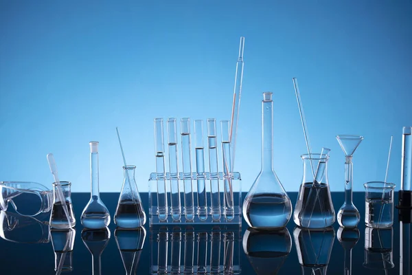 Conceito Científico Composição Equipamento Laboratório Tubos Ensaio Fundo Azul — Fotografia de Stock