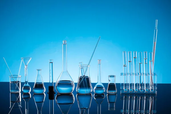 Conceito Científico Composição Equipamento Laboratório Tubos Ensaio Fundo Azul — Fotografia de Stock