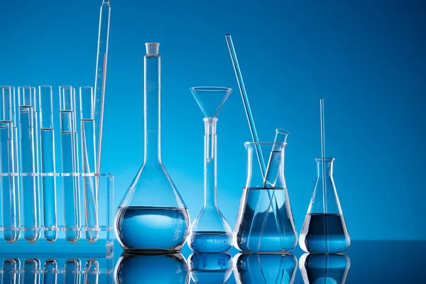 Conceito Científico Composição Equipamento Laboratório Tubos Ensaio Fundo Azul — Fotografia de Stock