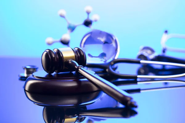 Концепция Медицинского Права Молоток Стетоскоп Стеклянном Столе Синий Свет — стоковое фото