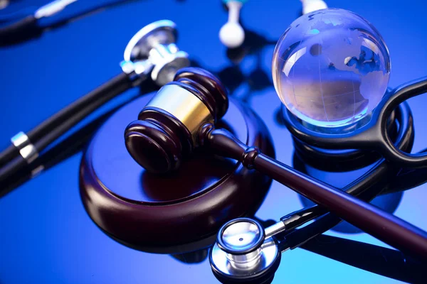 医疗法律概念 加维尔和听诊器在玻璃桌上 — 图库照片