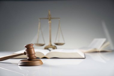 Hukuk ve adalet kavramı. Gavel, yasal kod ve beyaz arkaplanda ölçek.