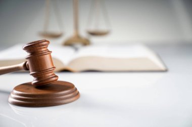 Hukuk ve adalet kavramı. Gavel, yasal kod ve beyaz arkaplanda ölçek.