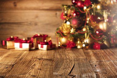 Noel Baba günü konsepti. Altın ve kahverengimsi estetik ve Noel Baba şapkasıyla Noel süslemesi. Tipografi veya metin için yer. 