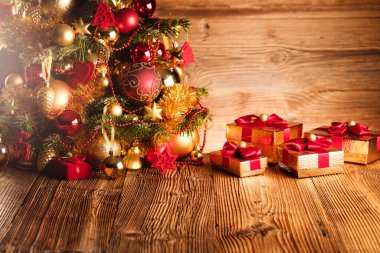 Noel Baba günü konsepti. Altın ve kahverengimsi estetik ve Noel Baba şapkasıyla Noel süslemesi. Tipografi veya metin için yer. 