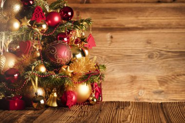 Noel Baba günü konsepti. Altın ve kahverengimsi estetik ve Noel Baba şapkasıyla Noel süslemesi. Tipografi veya metin için yer. 