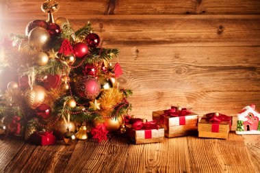 Noel Baba günü konsepti. Altın ve kahverengimsi estetik ve Noel Baba şapkasıyla Noel süslemesi. Tipografi veya metin için yer. 