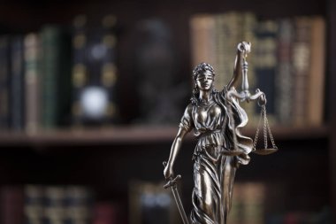 Adalet kavramı. Yargıç odası. Kahverengi masadaki heykel. 