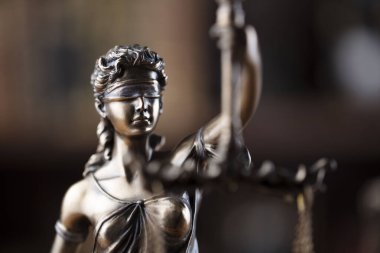 Adalet kavramı. Yargıç odası. Kahverengi masadaki heykel. 