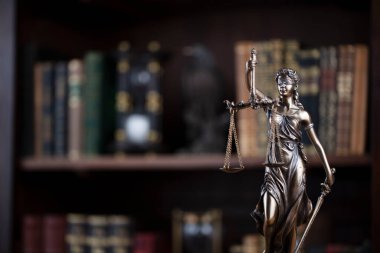 Adalet kavramı. Yargıç odası. Kahverengi masadaki heykel. 