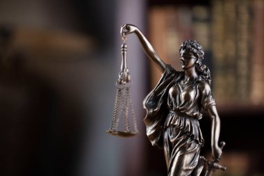 Adalet kavramı. Yargıç odası. Kahverengi masadaki heykel. 