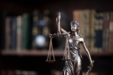 Adalet kavramı. Yargıç odası. Kahverengi masadaki heykel. 