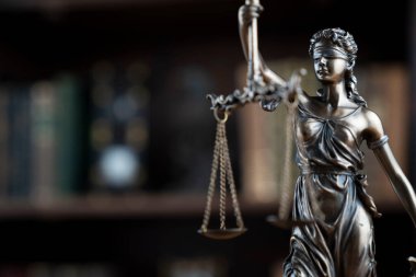 Adalet kavramı. Yargıç odası. Kahverengi masadaki heykel. 