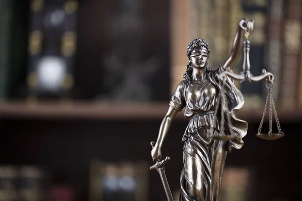 Konsep Keadilan Ruang Hakim Patung Themis Meja Coklat Bersinar — Stok Foto