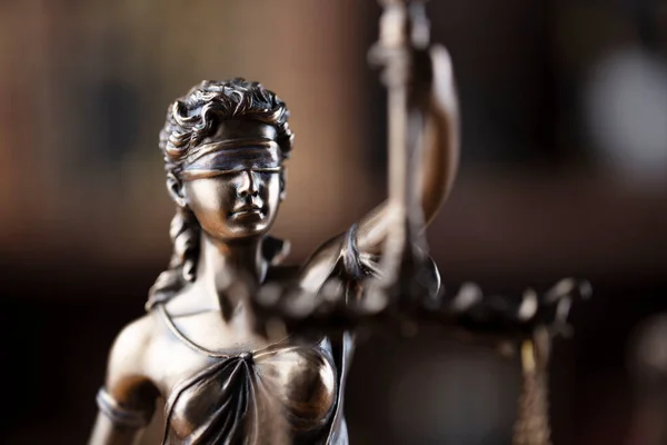 Koncepcja Sprawiedliwości Komnata Sędziowska Posąg Themis Brązowym Biurku — Zdjęcie stockowe