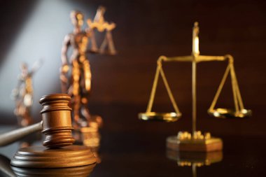 Hukuk ve adalet kavramı. Hukuk sembolleri: Hakimler tokmak, Themis heykeli ve ölçek.