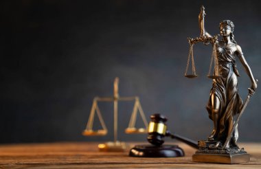 Hukuk ve adalet kavramı. Hukuk sembolleri: Hakimler tokmak, Themis heykeli ve ölçek.