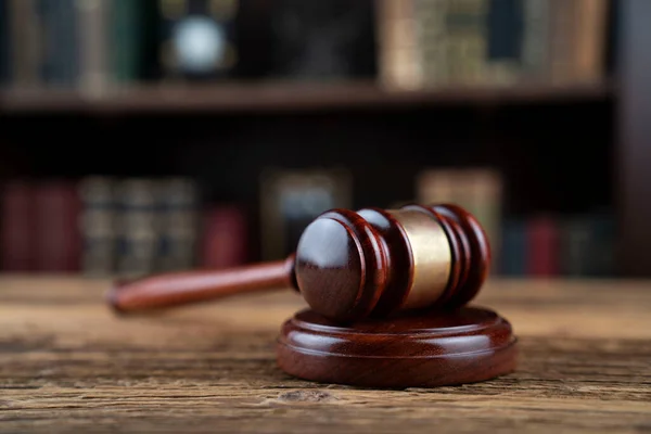 Hukuk Teması Yargıç Odası Yargıç Tokmağı Kahverengi Masaya Kitaplıkta Yasal — Stok fotoğraf