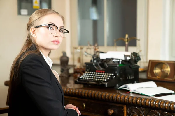 Giovane Avvocato Donna Durante Lavoro Camera — Foto Stock