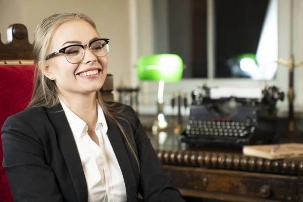 Giovane Avvocato Donna Durante Lavoro Camera — Foto Stock