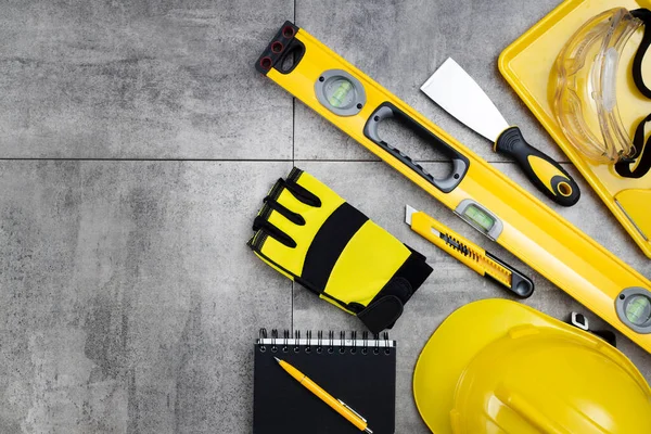 Conceito Empreiteiro Kit Ferramentas Empreiteiro Hardhat Amarelo Libella Serra Manual — Fotografia de Stock