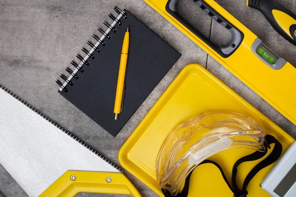 Conceito Empreiteiro Kit Ferramentas Empreiteiro Hardhat Amarelo Libella Serra Manual — Fotografia de Stock