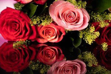 Bokeh arka planında bir demet gül. Sevgililer Günü hediyesi. 