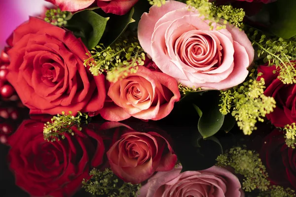 Rosenstrauß Auf Dem Bokeh Hintergrund Valentinstagsgeschenk — Stockfoto