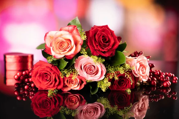 Rosenstrauß Auf Dem Bokeh Hintergrund Valentinstagsgeschenk — Stockfoto