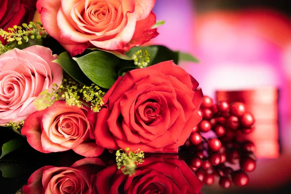Ένα Μάτσο Τριαντάφυλλα Στο Φόντο Του Μπόκεχ Δώρο Αγίου Βαλεντίνου — Φωτογραφία Αρχείου