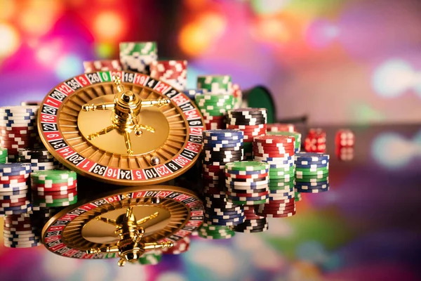 赌场的主题 轮盘赌 扑克筹码 彩色背景骰子 — 图库照片
