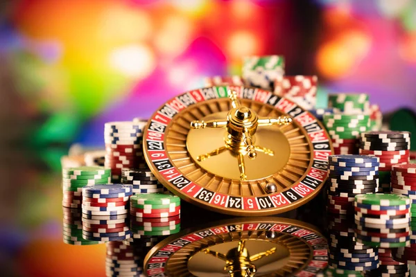 Kasino Tema Roulette Hjul Marker Poker Och Tärningar Färgglada Bokeh — Stockfoto