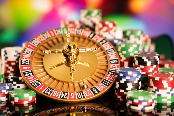Kumarhane Teması Rulet Çarkı Poker Çipleri Renkli Arkaplanda Zarlar — Stok fotoğraf