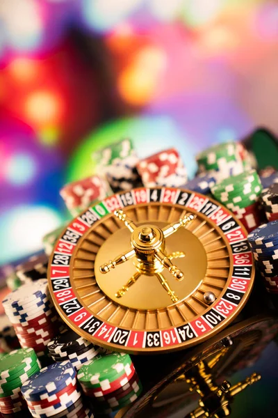 赌场的主题 轮盘赌 扑克筹码 彩色背景骰子 — 图库照片