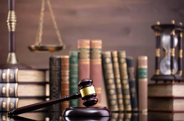 法律主题 法官室 法官们在棕色桌子和棕色背景上大肆宣扬 缩放和收藏法律书籍 — 图库照片