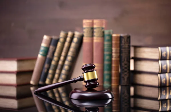 Jogi Téma Bíró Bírák Kalapács Skála Gyűjtemény Jogi Könyvek Barna — Stock Fotó