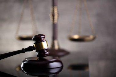 Hukuk ve adalet kavramı. Hukuk sembolleri: hakimler tokmak ve ölçek.