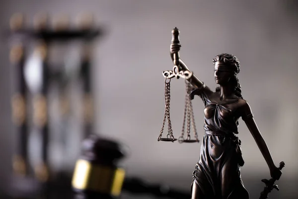 法と正義の概念 法律のシンボル構成 裁判官のギャベル テーマの像とスケール — ストック写真