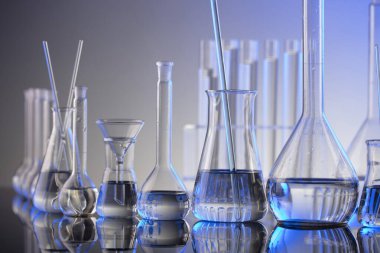 Laboratuvar konsepti. Mavi arka planda cam tüpler ve beherler.