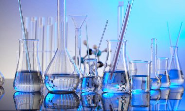 Laboratuvar konsepti. Mavi arka planda cam tüpler ve beherler.