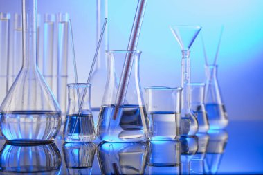 Laboratuvar konsepti. Mavi arka planda cam tüpler ve beherler.