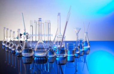 Laboratuvar konsepti. Mavi arka planda cam tüpler ve beherler.