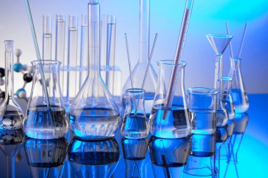 Laboratuvar konsepti. Mavi arka planda cam tüpler ve beherler.