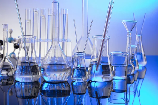 Laboratuvar konsepti. Mavi arka planda cam tüpler ve beherler.