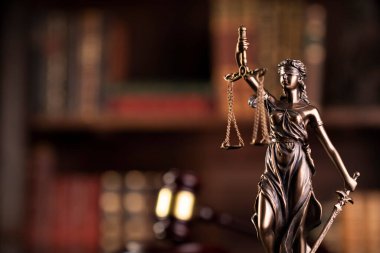 Hukuk teması. Yargıç odası. Hakimler tokmak, heykel ve kahverengi arka planda hukuk kitapları koleksiyonu..