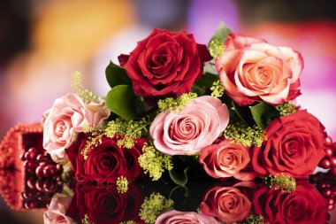 Bokeh arka planında bir demet gül. Kadınlar günü hediyesi.. 