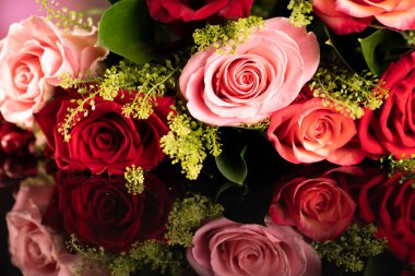 Bokeh arka planında bir demet gül. Kadınlar günü hediyesi.. 