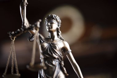 Hukuk kavramı. Avukatlık bürosu. Raftaki heykel hukuk kitaplarının arka planında.. 