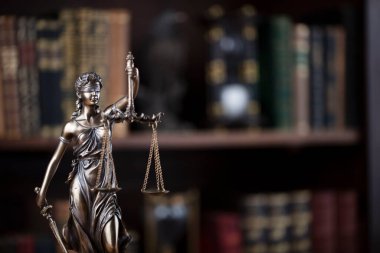 Hukuk kavramı. Avukatlık bürosu. Raftaki heykel hukuk kitaplarının arka planında.. 